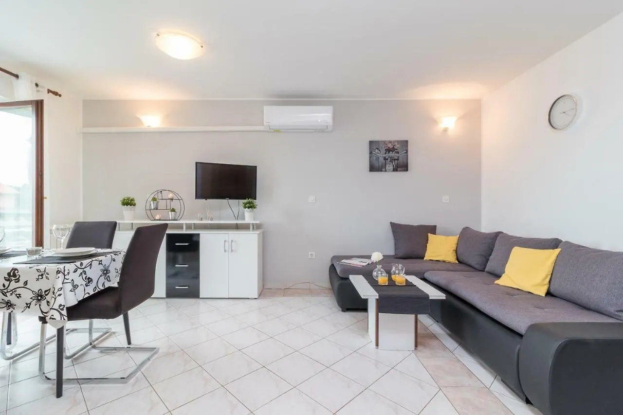Apartments Rede Pola 0*,