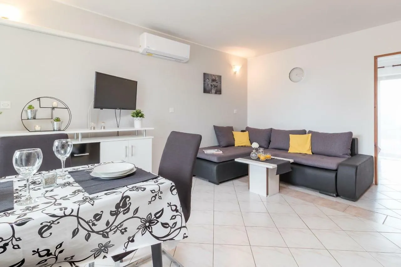 Apartments Rede Pula 0*,  Croatia