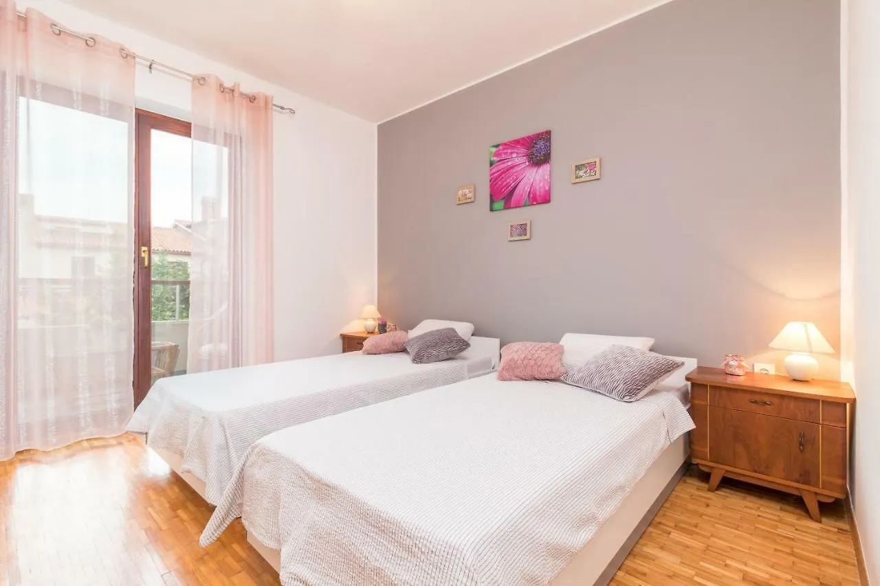 Apartments Rede Pula 0*,